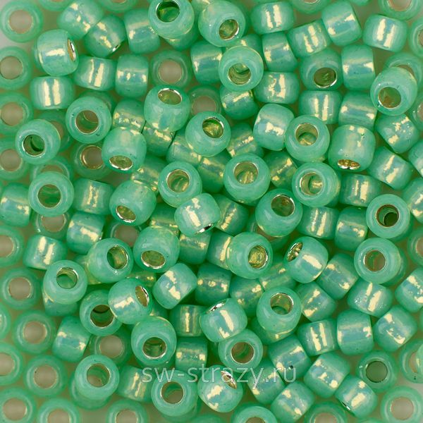Бисер круглый 8/0 #2103 Внутреннее серебрение, молочный перидот