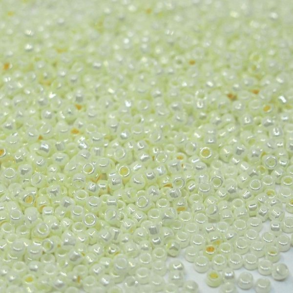 Бисер круглый 15/0 #0122 Непрозрачный глянцевый, кремово-белый